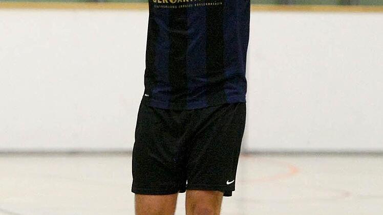 Marcell Münch bejubelt ein Tor seiner Mannschaft.