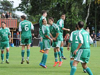 Ja wo ist er denn? Die Waldberger blickem in Reichenbach dem Ball hinterher. Foto: Hopf