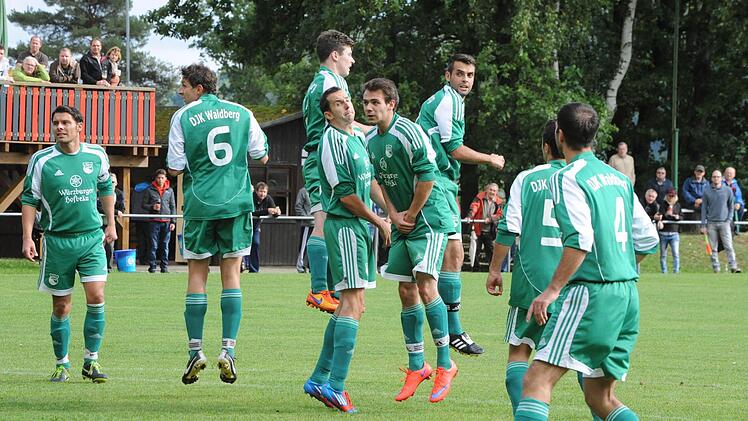 Ja wo ist er denn? Die Waldberger blickem in Reichenbach dem Ball hinterher. Foto: Hopf