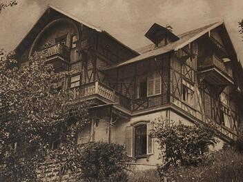 Es müsste viel gemacht werden an der alten Villa, meint Annette Limpert. Noch einmal etwas ganz anderes? Dafür hat die 52-Jährige keine Kraft mehr. Die Kurpension Trümbach wird nach fast 100 Jahren im Familienbesitz verkauft. 1996 hatte das Sanatorium 10 000 Übernachtungen pro Jahr. Foto: Archiv Annette Limpert