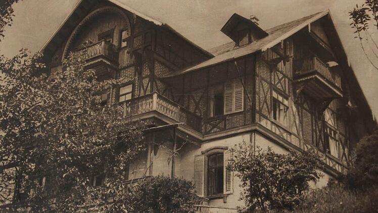 Es müsste viel gemacht werden an der alten Villa, meint Annette Limpert. Noch einmal etwas ganz anderes? Dafür hat die 52-Jährige keine Kraft mehr. Die Kurpension Trümbach wird nach fast 100 Jahren im Familienbesitz verkauft. 1996 hatte das Sanatorium 10 000 Übernachtungen pro Jahr. Foto: Archiv Annette Limpert