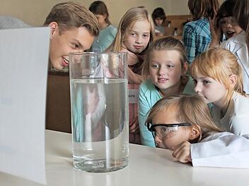 Was hat es nur mit dieser Spiegelung auf sich? Interessierte Gesichter, für die der 17-jährige Philipp Mahler verantwortlich war. Fotos: Marklus Häggberg