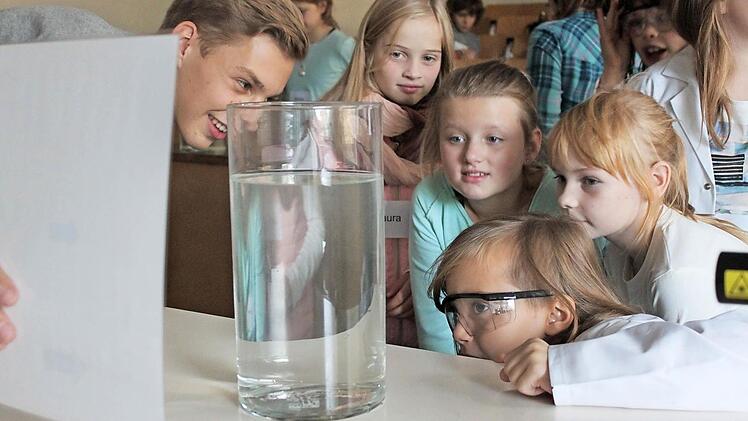 Was hat es nur mit dieser Spiegelung auf sich? Interessierte Gesichter, für die der 17-jährige Philipp Mahler verantwortlich war. Fotos: Marklus Häggberg