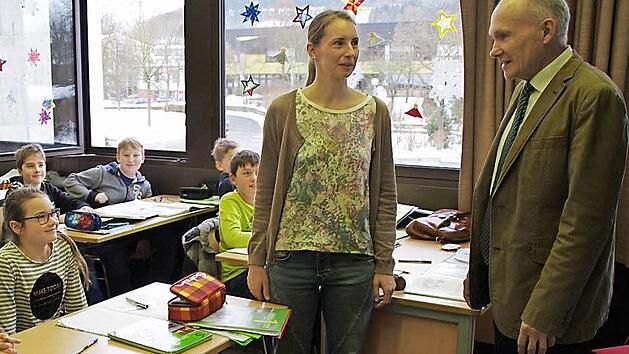 Schulleiter Klaus Morsch geht in alle Klassen, um die Sch&uuml;ler pers&ouml;nlich auf den Wechsel in der Schulleitung hinzuweisen und sich von ihnen zu verabschieden. Hier ist er auf Stippvisite in der Klasse 5&nbsp;a mit Lehrerin Susanne Ruckd&auml;schel. Foto: Marco Mei&szlig;ner