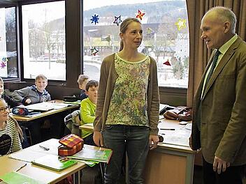 Schulleiter Klaus Morsch geht in alle Klassen, um die Schüler persönlich auf den Wechsel in der Schulleitung hinzuweisen und sich von ihnen zu verabschieden. Hier ist er auf Stippvisite in der Klasse 5 a mit Lehrerin Susanne Ruckdäschel. Foto: Marco Meißner