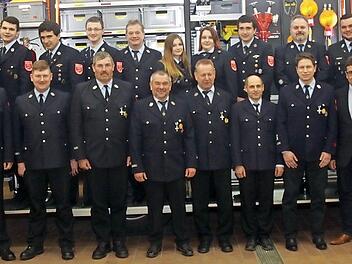 Viele langjährige aktive Feuerwehrmänner wurden bei der Jahreshauptversammlung der Wehr geeehrt. Foto: Michael Stelzner