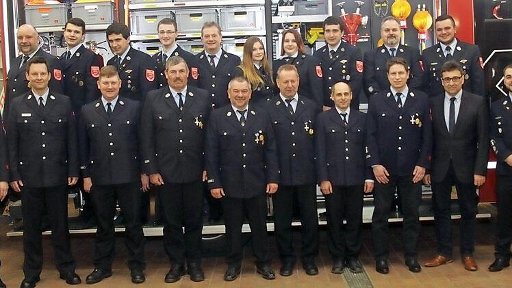 Viele langjährige aktive Feuerwehrmänner wurden bei der Jahreshauptversammlung der Wehr geeehrt. Foto: Michael Stelzner