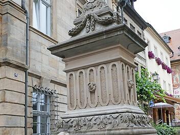 Stadtwerke-Mitarbeiter Michael Schneider beim Anbringen des Schildes "Trinkwasser" am Adlerbrunnen Foto: Stadtwerke