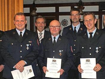 Drei Feuerwehrmänner konnten für ihren langjährigen aktiven Dienst geehrt werden.  Foto: Manfred Welker