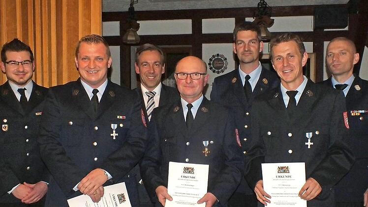 Drei Feuerwehrmänner konnten für ihren langjährigen aktiven Dienst geehrt werden.  Foto: Manfred Welker
