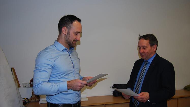 Björn Pöhlmann (links) wurde durch Bürgermeister Norbert Gräbner als Listennachfolger von Tobias Ernst vereidigt.