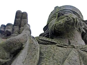 St. Johannes von Nepomuk der Jüngere wacht in Zeil an der Sahlendersbrücke und schaut genau hin, wer zu später Stund in welchem Zustand die nah gelegene Wirtschaft verlässt. Foto: Andreas Lösch