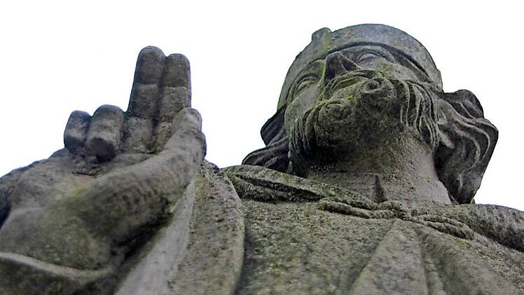 St. Johannes von Nepomuk der Jüngere wacht in Zeil an der Sahlendersbrücke und schaut genau hin, wer zu später Stund in welchem Zustand die nah gelegene Wirtschaft verlässt. Foto: Andreas Lösch
