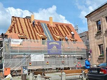 Das Seelhaus bekommt einneues Ziegeldach.  Foto: Bernhard Panzer