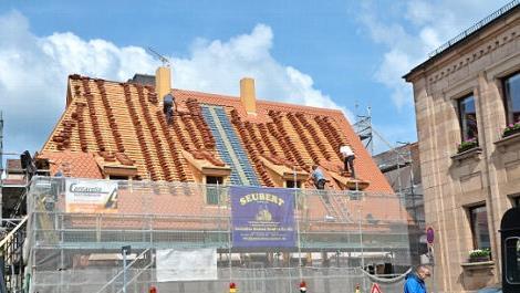 Das Seelhaus bekommt einneues Ziegeldach.  Foto: Bernhard Panzer
