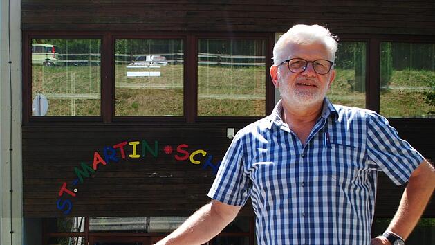 Anton B&uuml;chs vor "seiner" Schule. Foto: Evelyn Schneider