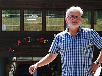 Anton Büchs vor "seiner" Schule. Foto: Evelyn Schneider