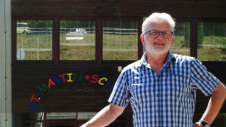 Anton Büchs vor "seiner" Schule. Foto: Evelyn Schneider