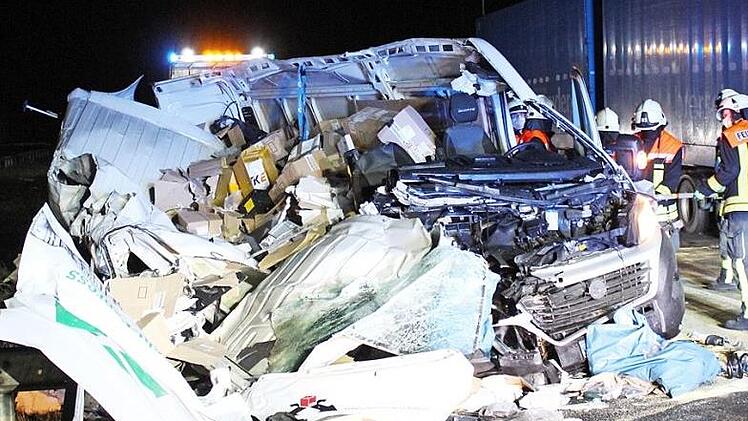 Nur noch ein Trümmerhaufen war der auf der Autobahn A7 verunglückte Transporter.  Fotos: Sebastian Gerr/Feuerwehr Bad Brückenau