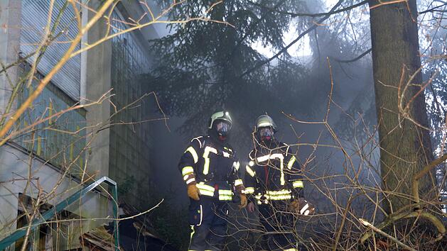 Das nicht mehr genutzte Kinderkurheim ist vom Stromnetz genommen, so die Annahme der Rettungskr&auml;fte - am &Uuml;bergabepunkt, einem kleinen Kellerverlies, war jedoch noch "voller Saft" drauf. Das f&uuml;hrte zu einem gr&ouml;&szlig;eren Kabelbrand. Foto: Peter Rauch