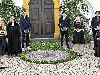Die Lanzendorfer Konfirmanden mit Pfarrerin Almut Weisensee