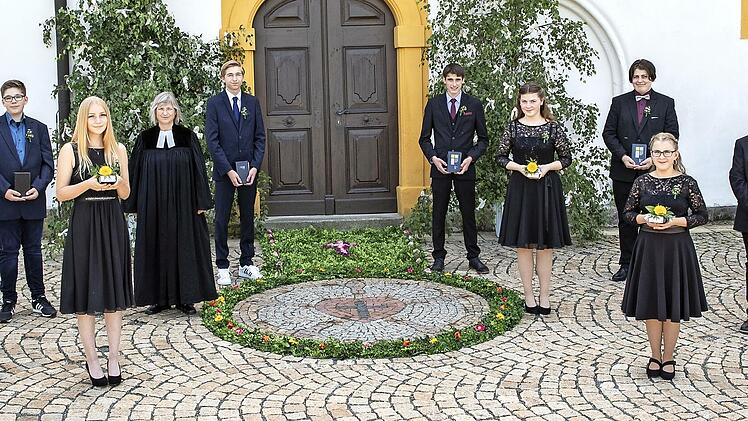 Die Lanzendorfer Konfirmanden mit Pfarrerin Almut Weisensee