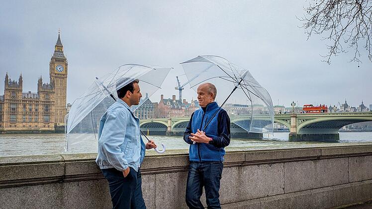 Sherif Rizkallah trifft in London den Mitgr&uuml;nder des New Weather Institutes, Andrew Simms, um mit ihm &uuml;ber die Nachhaltigkeitsversprechen der FIFA zu sprechen.