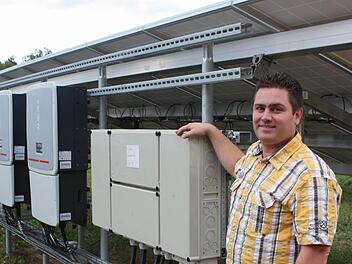 Jürgen Thiele von der Solarfirma führt durch die Anlage bei Etzelskirchen.  Foto: bau