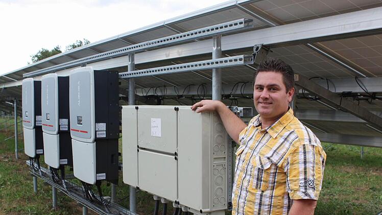 Jürgen Thiele von der Solarfirma führt durch die Anlage bei Etzelskirchen.  Foto: bau