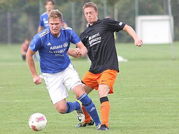 Peter Hertel (links) hätte den FC Augsfeld in Neustadt sogar in Führung bringen können.