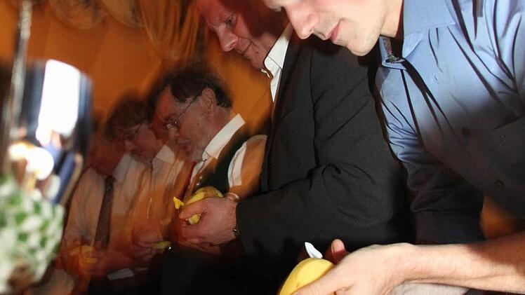 SPD-Stadtrat Simon Moritz hatte beim Promi-Kartoffelschälen im Rahmen des Erntedasnfests in der Mönchshof die flinkesten Hände.