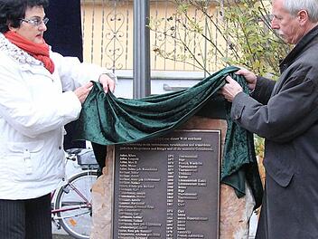 Zur Erinnerung an die Opfer des NS-Regimes: Die Westheimer Ortsbeauftragte und Stadträtin Gabi Ebert und Hammelburgs Bürgermeister Ernst Stross enthüllen den Gedenkstein.  Foto: Gerd Schaar