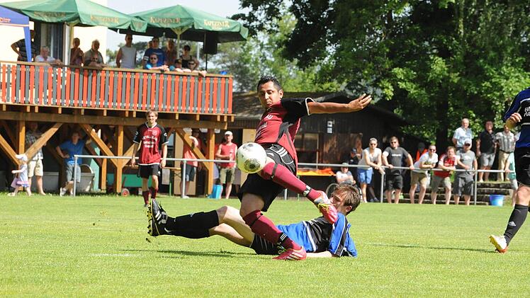 Szene aus dem Spiel des FC Reichenbach (in blau) gegen den FC Geesdorf. Foto: Hopf