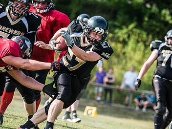 Nicht zu halten waren die Kulmbacher Footballer (rechts Nils Waxweiler) von ihren Gegnern aus Schweinfurt. Fotos: Alexander Muck