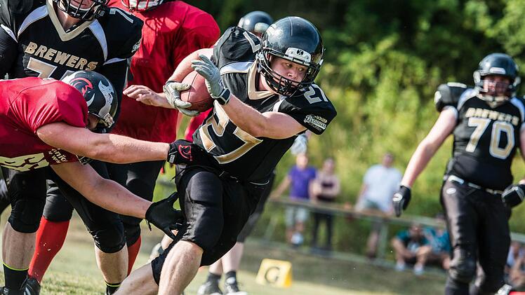 Nicht zu halten waren die Kulmbacher Footballer (rechts Nils Waxweiler) von ihren Gegnern aus Schweinfurt. Fotos: Alexander Muck