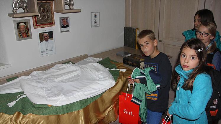 In der Sakristei der Stadtpfarrkirche durften die Kinder einen Blick auf die Kleidung des Pfarrers werfen.  Foto: Helmut Will