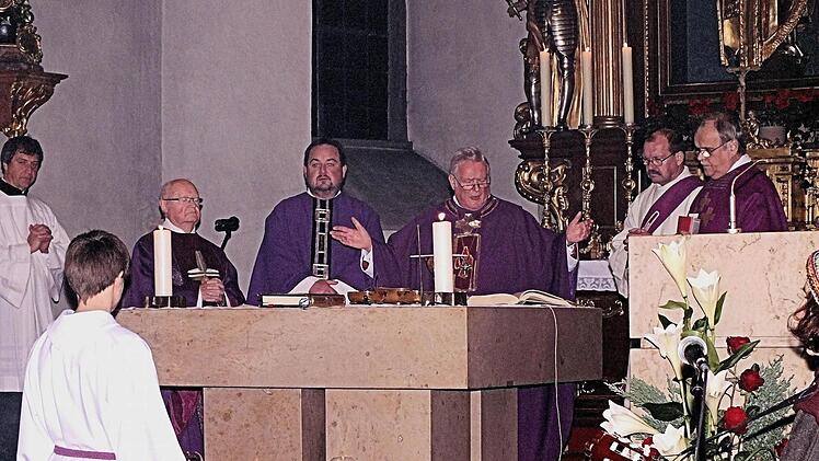 Anlässlich des Patronatsfestes zelebrierte Bischof Friedhelm in der St.Nikolaus-Pfarrkirche in Sand ein Pontifikalamt. Weiter mit am Altar (von links) Pfarrer Josef Dietl, Pfarrer Michael Erhart, Diakon Bernhard Trunk und Pfarrer Rainer Fries