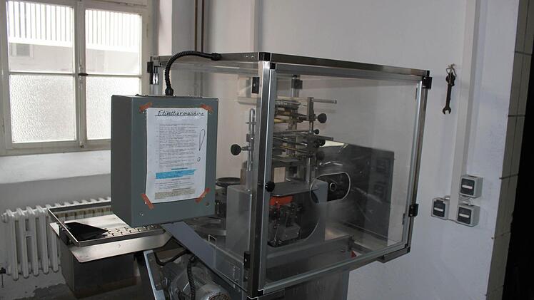 Auch die Ettiketiermaschine gibt es noch. Foto: Mäuser