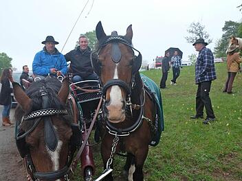 Stilgerecht wurde Pastoralreferent Dirk Rudolph (rechts) von der Kutsche abgeholt. Foto: Gerd Schaar