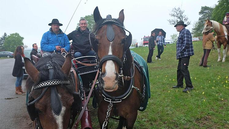 Stilgerecht wurde Pastoralreferent Dirk Rudolph (rechts) von der Kutsche abgeholt. Foto: Gerd Schaar