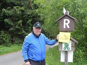 Falk Wick ist ein Idealist mit vielen ehrenamtlichen Funktionen. Derzeit bereitet er den Rennsteig- Staffellauf mit vor, indem er rund 150 Schilder anbringt, damit die Läufer in der richtigen Spur bleiben.  Foto: Hofmann
