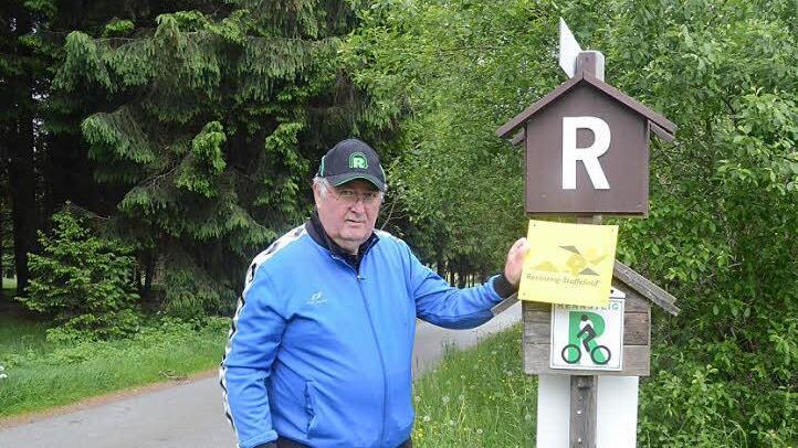 Falk Wick ist ein Idealist mit vielen ehrenamtlichen Funktionen. Derzeit bereitet er den Rennsteig- Staffellauf mit vor, indem er rund 150 Schilder anbringt, damit die Läufer in der richtigen Spur bleiben.  Foto: Hofmann