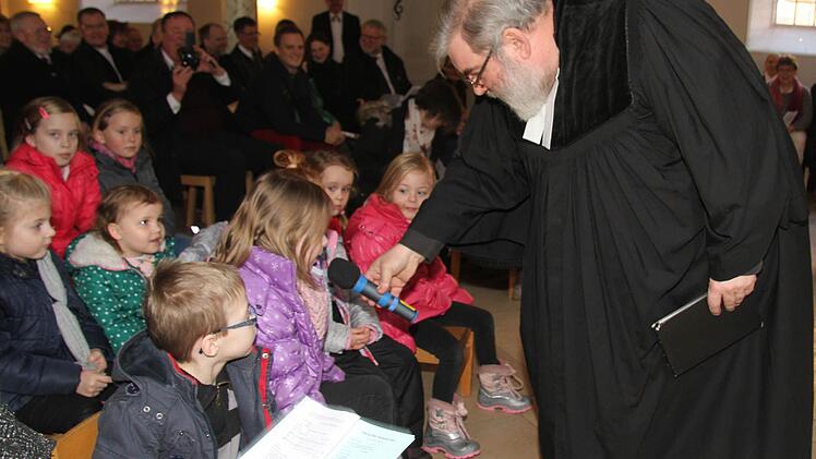 Pfarrer Traugott Burmann ließ sich von den Kindergartenkindern der Waaggasse Impulse zu der Geschichte von Noah geben.  Foto: Sonny Adam