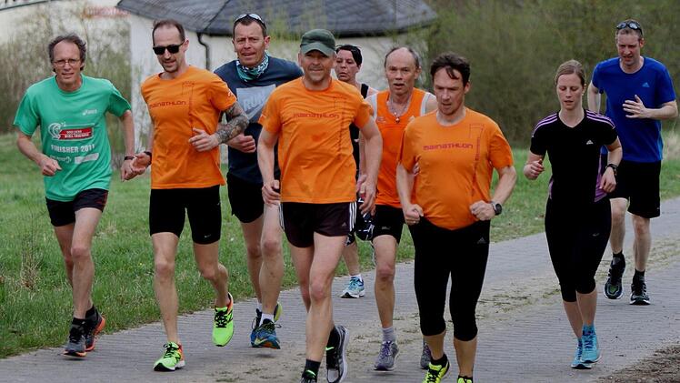 Großen Spaß hatten die Teilnehmer bei ihrem Lauftreff mit Dieter Baumann (links), hier oberhalb von Eschenbach.  Fotos: Günther Geiling
