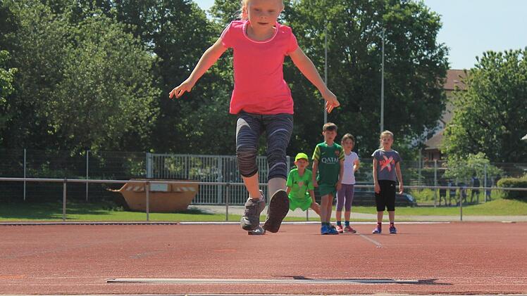 Die Schüler testeten bei der Leichtathletik auch, wie weit sie springen können. Foto: Dominic Buckreus