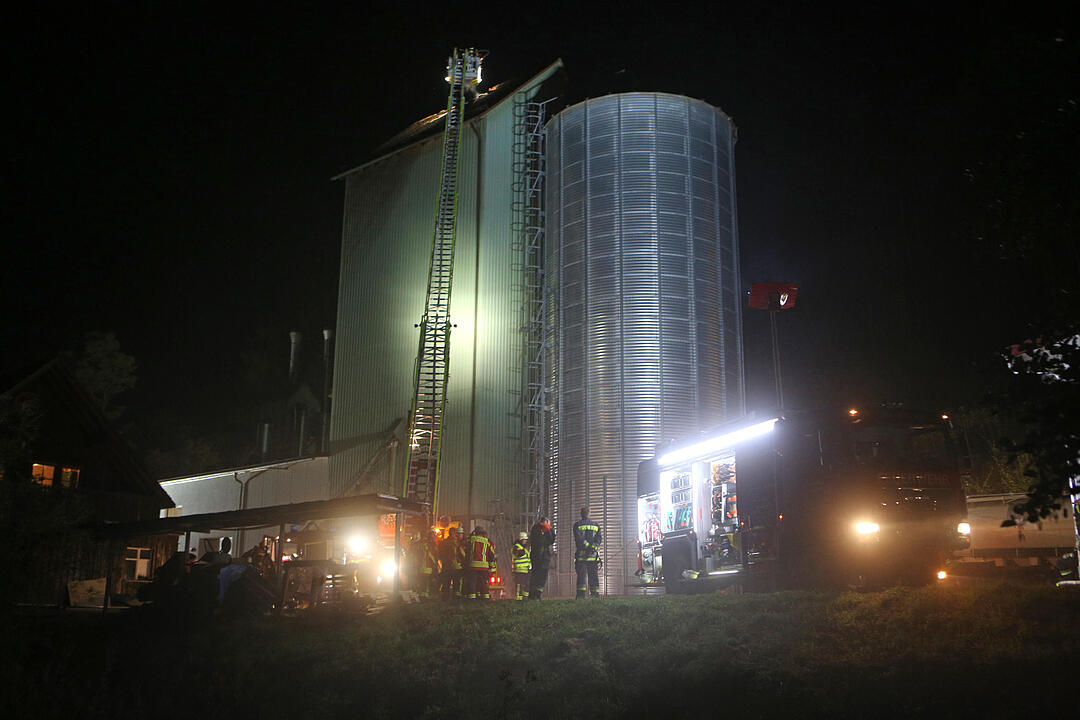 Großeinsatz in Draisendorf: Brand und Verpuffung bei Mühle – großer Schaden