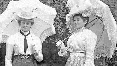 Zwei Damen der "besseren Nordhalbener Gesellschaft" aus dem von Otmar und Heidi Adler herausgegebenen Fotoalbum Foto: Johann Köstner, Repro Otmar Adler/Siegfried Scheidig