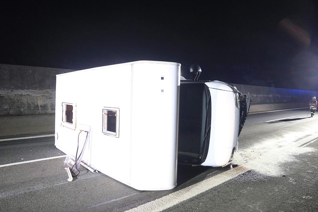 Vollbesetztes Wohnmobil kippt auf die Seite