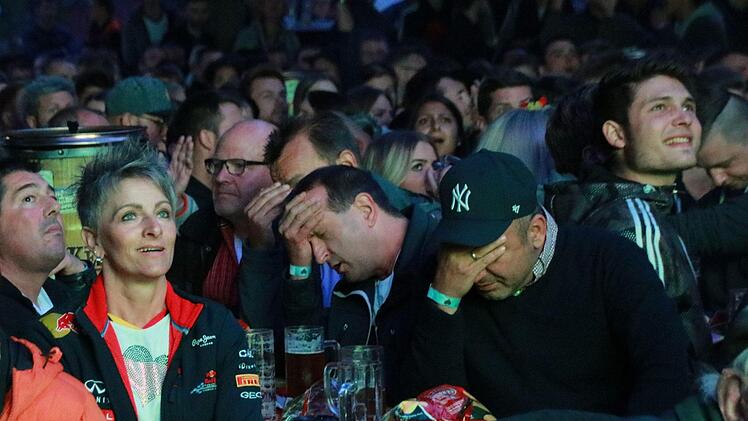 Ein Abend zwischen Hoffen und Bangen - Impressionen vom Publikum Viewing im Coburger Prinzengarten beim WM-Spiel zwischen Deutschland und Schweden.Foto: Jochen Berger