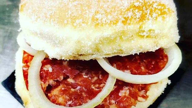 So sieht er aus der "Mett-Krapfen" aus Nidda, den der Hofmarschall einer Niddaer Karnevalsgesellschaft erfunden hat.Foto: Stadtb&auml;ckerei Rank/ facebook